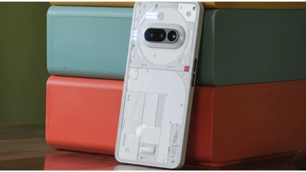 Nothing Phone (3a) Lite-এর সাদা রঙের স্বচ্ছ ব্যাক প্যানেল দেখা যাচ্ছে। ফোনের ডুয়াল ক্যামেরা মডিউল এবং পাশে রঙিন বাক্সগুলির ব্যাকগ্রাউন্ডে এর ডিজাইন হাইলাইট করা হচ্ছে।