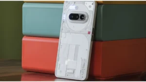 Nothing Phone (3a) Lite-এর সাদা রঙের স্বচ্ছ ব্যাক প্যানেল দেখা যাচ্ছে। ফোনের ডুয়াল ক্যামেরা মডিউল এবং পাশে রঙিন বাক্সগুলির ব্যাকগ্রাউন্ডে এর ডিজাইন হাইলাইট করা হচ্ছে।